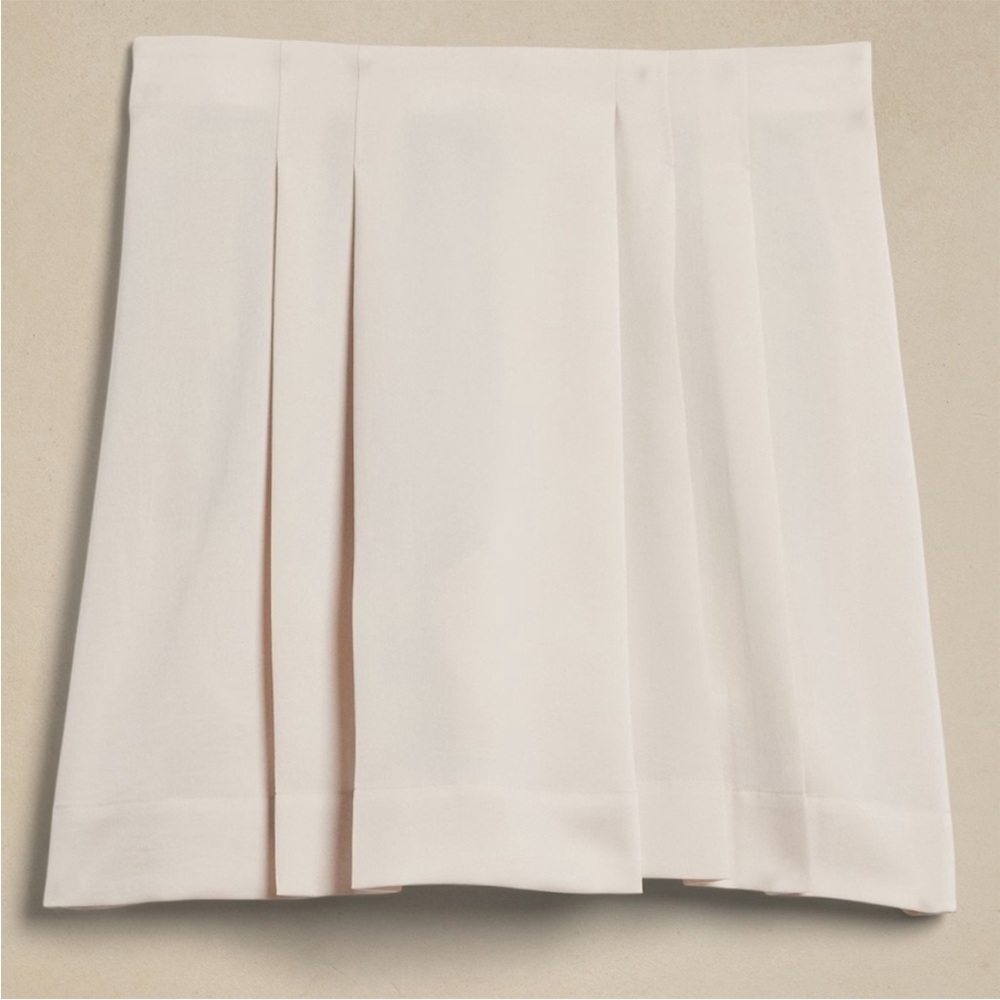 NWT! Banana Republic Oyster Pearl Silky Pleated Skort - Size Medium